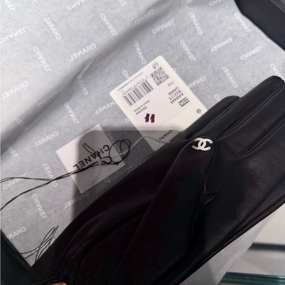 CHANEL Elegant Black Leather Gloves with Iconic Emblem - Picture 5 of 8